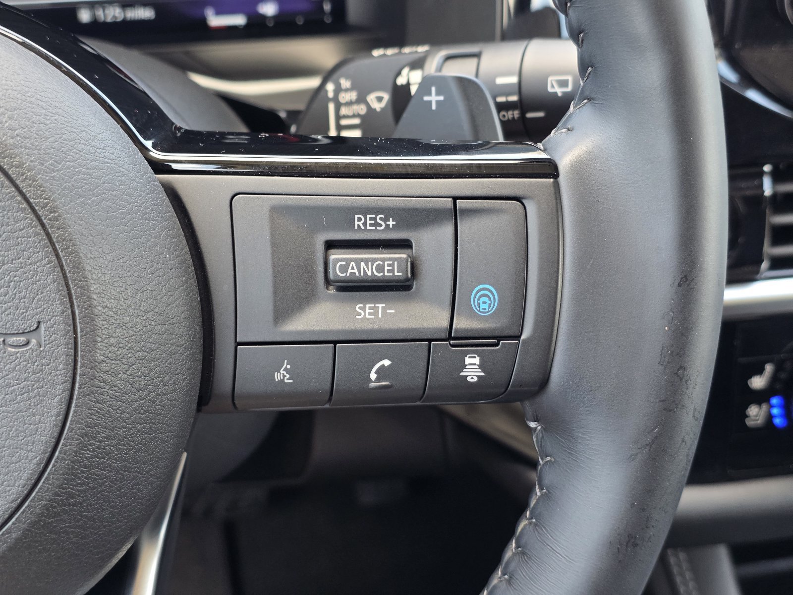 Used 2024 Nissan Pathfinder Platinum w/ Cargo Package AWD/4WD image 32