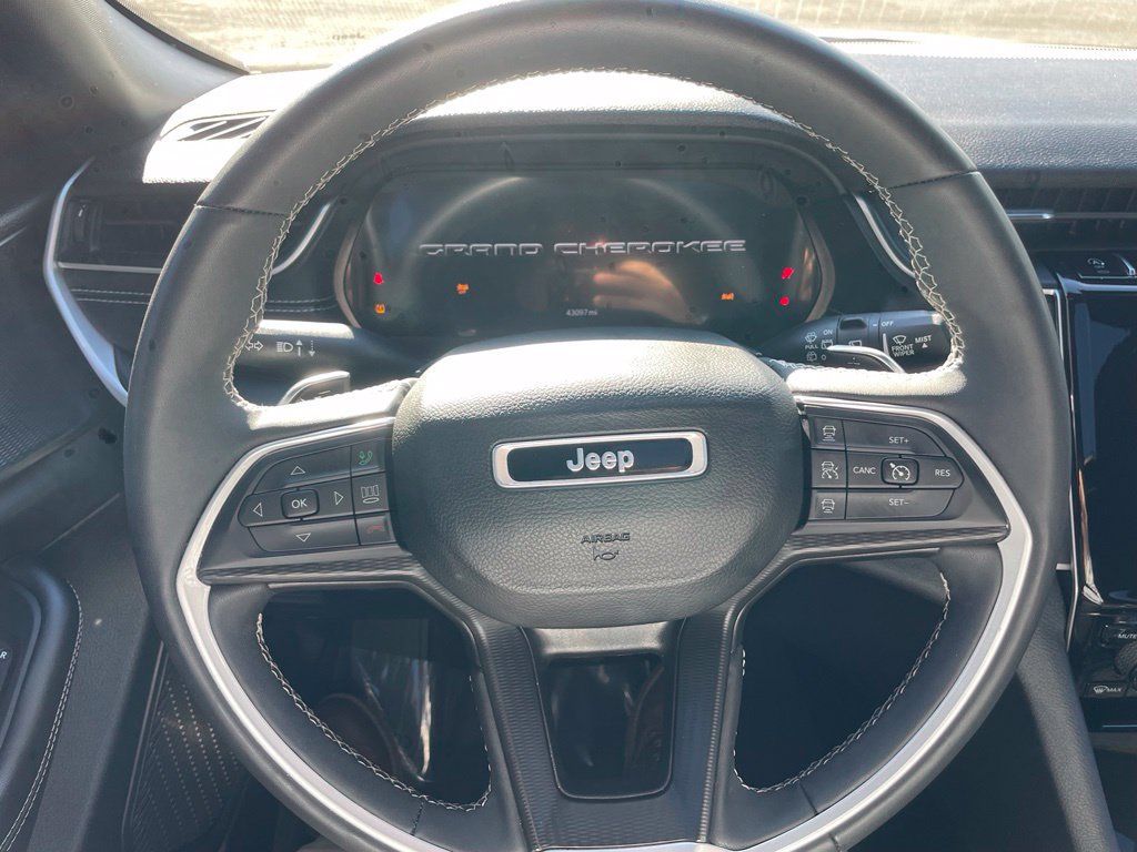 Used 2023 Jeep Grand Cherokee Altitude AWD/4WD image 15