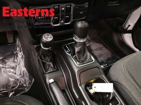 Used 2025 Jeep Wrangler Unlimited Sahara image 13