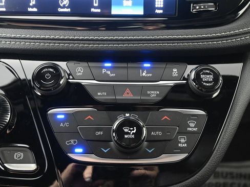 Used 2025 Chrysler Pacifica Select w/ Fav Edition Package image 33