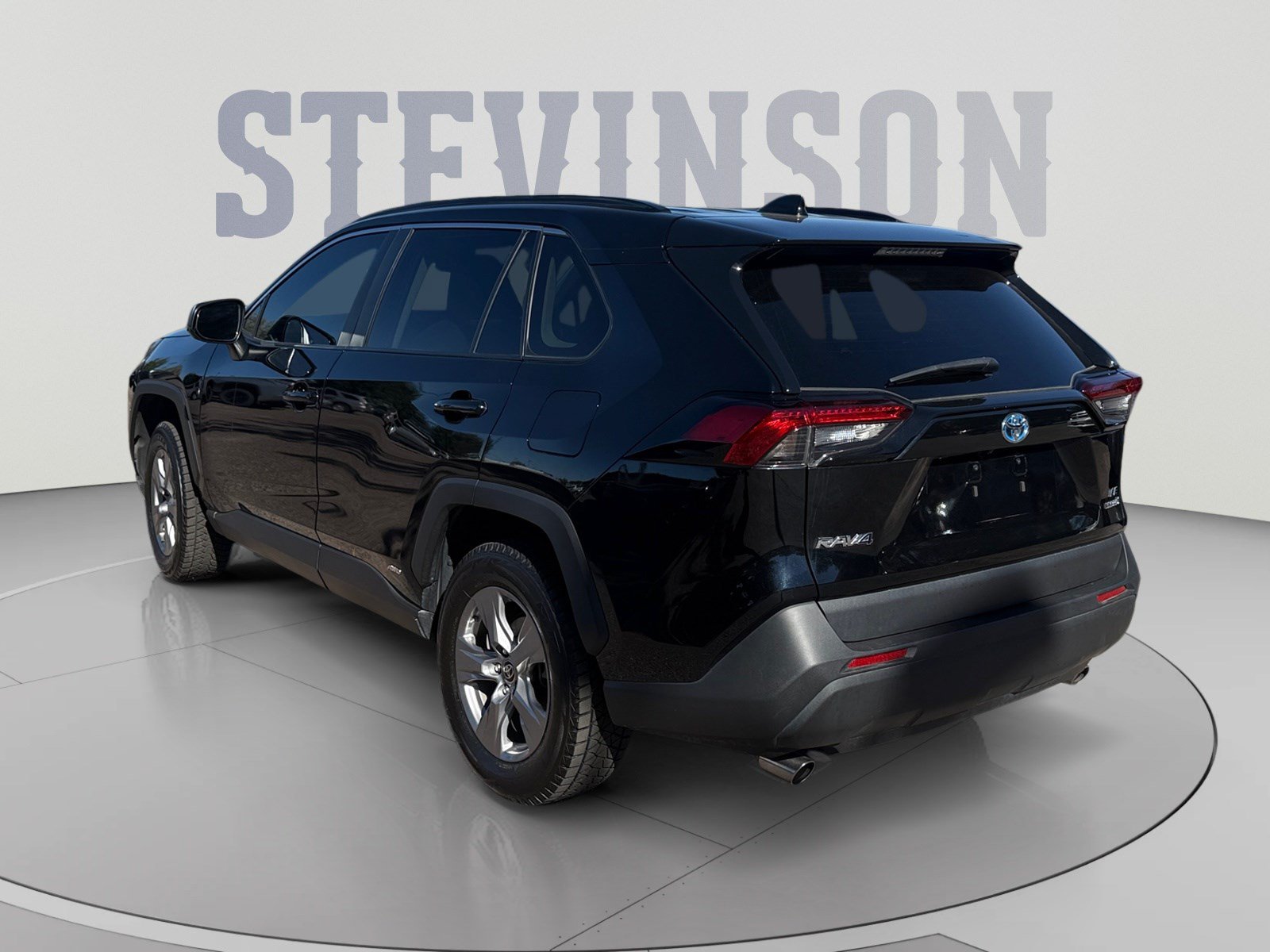 Used 2022 Toyota RAV4 LE AWD/4WD image 3