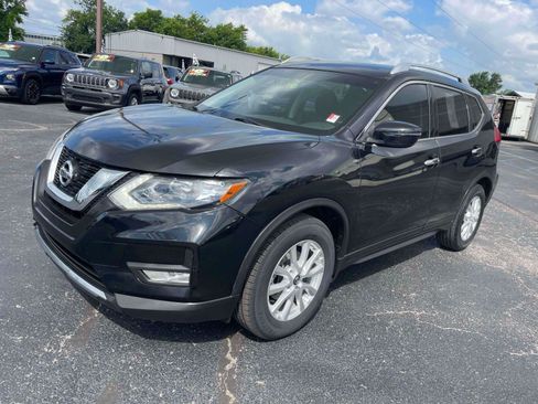 Used 2017 Nissan Rogue SV FWD image 2