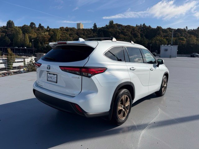 Certified 2022 Toyota Highlander Bronze Edition AWD/4WD image 4