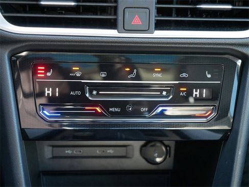 Certified 2025 Volkswagen Taos SE w/ Panoramic Sunroof Package image 33