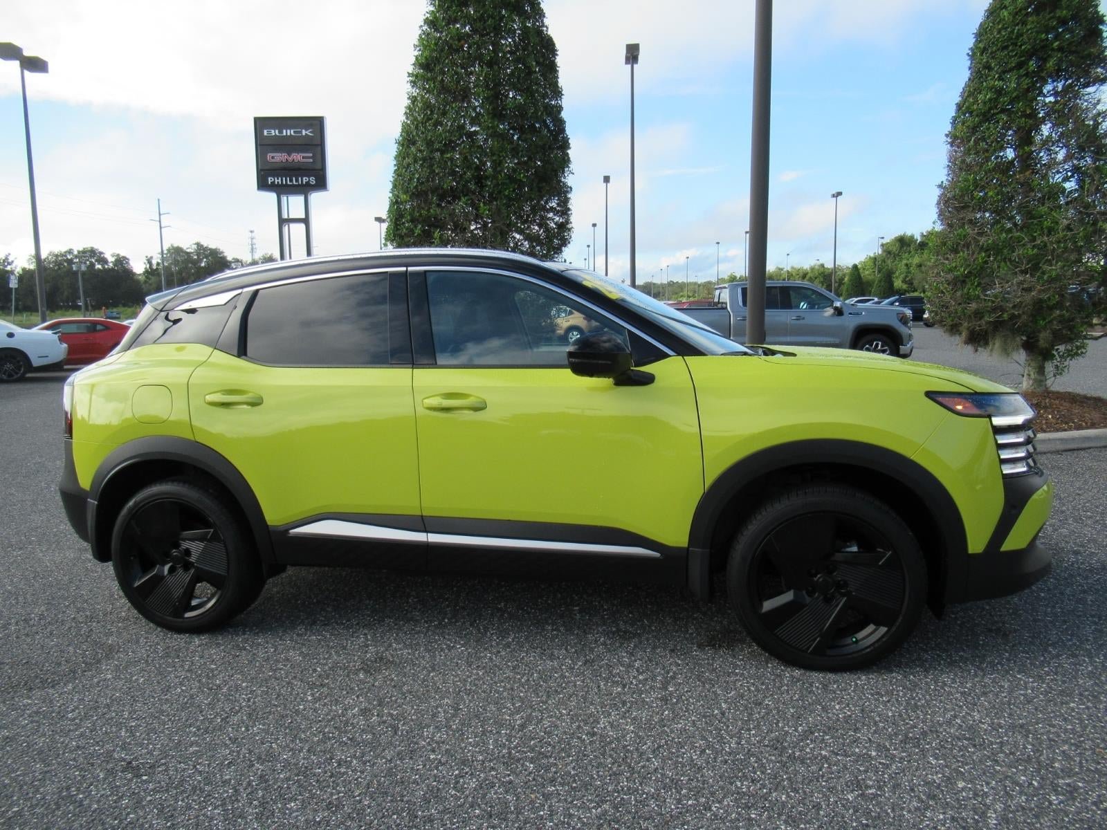 Used 2025 Nissan Kicks SR FWD image 2