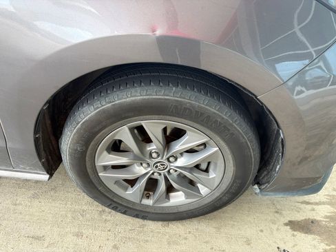 Used 2021 Toyota Sienna XLE FWD image 27