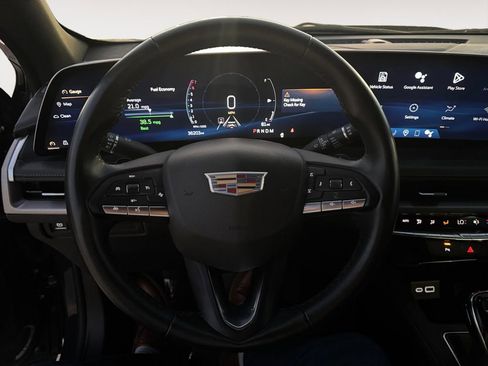 Used 2025 Cadillac XT4 Premium Luxury image 17