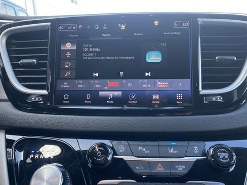 Used 2024 Chrysler Pacifica Touring-L image 20