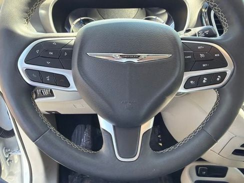 Used 2023 Chrysler Pacifica Touring-L FWD image 18