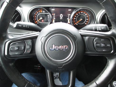 Used 2021 Jeep Gladiator Willys image 17
