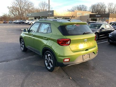 Used 2023 Hyundai Venue SEL image 3