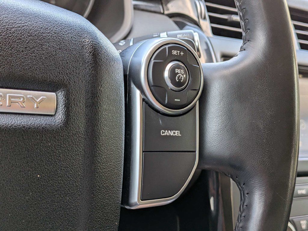 Used 2018 Land Rover Discovery SE AWD/4WD image 25