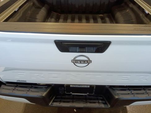 Used 2025 Nissan Frontier SV w/ SV Convenience Package RWD image 14