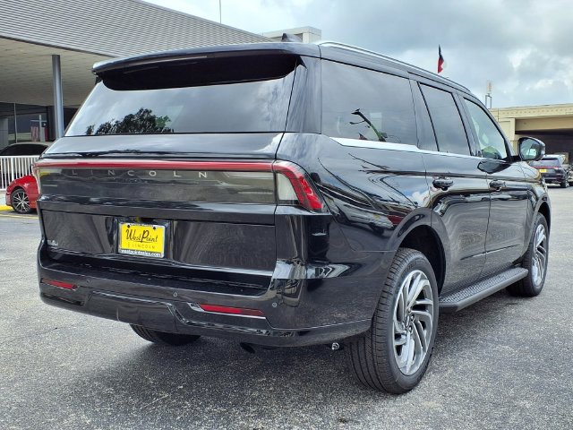 New 2026 Lincoln Navigator Premiere AWD/4WD image 2