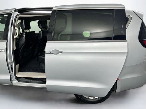 Used 2024 Chrysler Pacifica Touring-L image 27