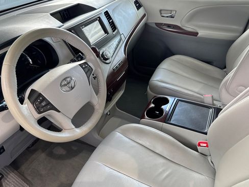 Used 2013 Toyota Sienna XLE FWD image 11