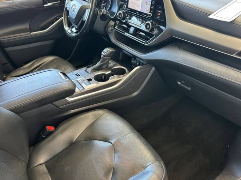 Used 2020 Toyota Highlander Limited FWD image 17