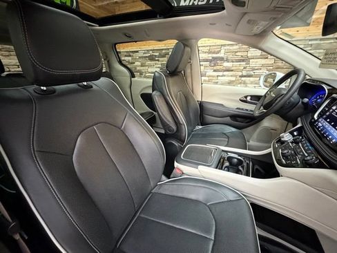 Used 2022 Chrysler Pacifica Limited FWD image 15