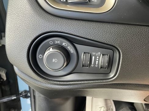 Used 2017 Jeep Renegade Latitude FWD image 14
