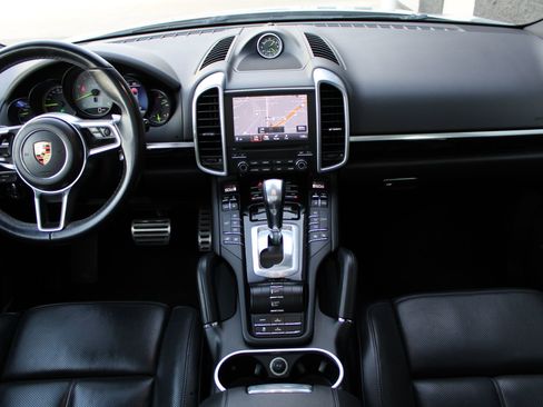 Used 2017 Porsche Cayenne S image 21