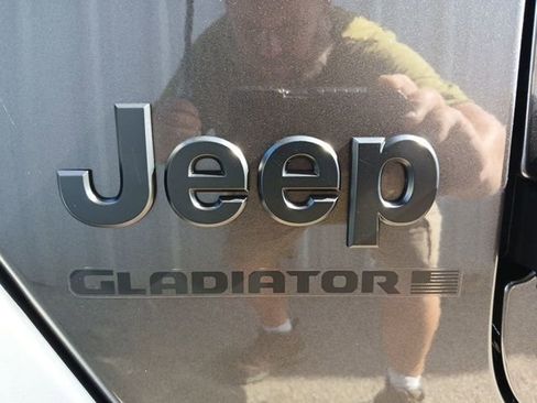 Used 2025 Jeep Gladiator Sport image 12