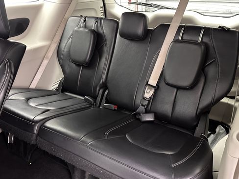 Used 2022 Chrysler Pacifica Touring-L w/ Uconnect Theater Family Group image 32
