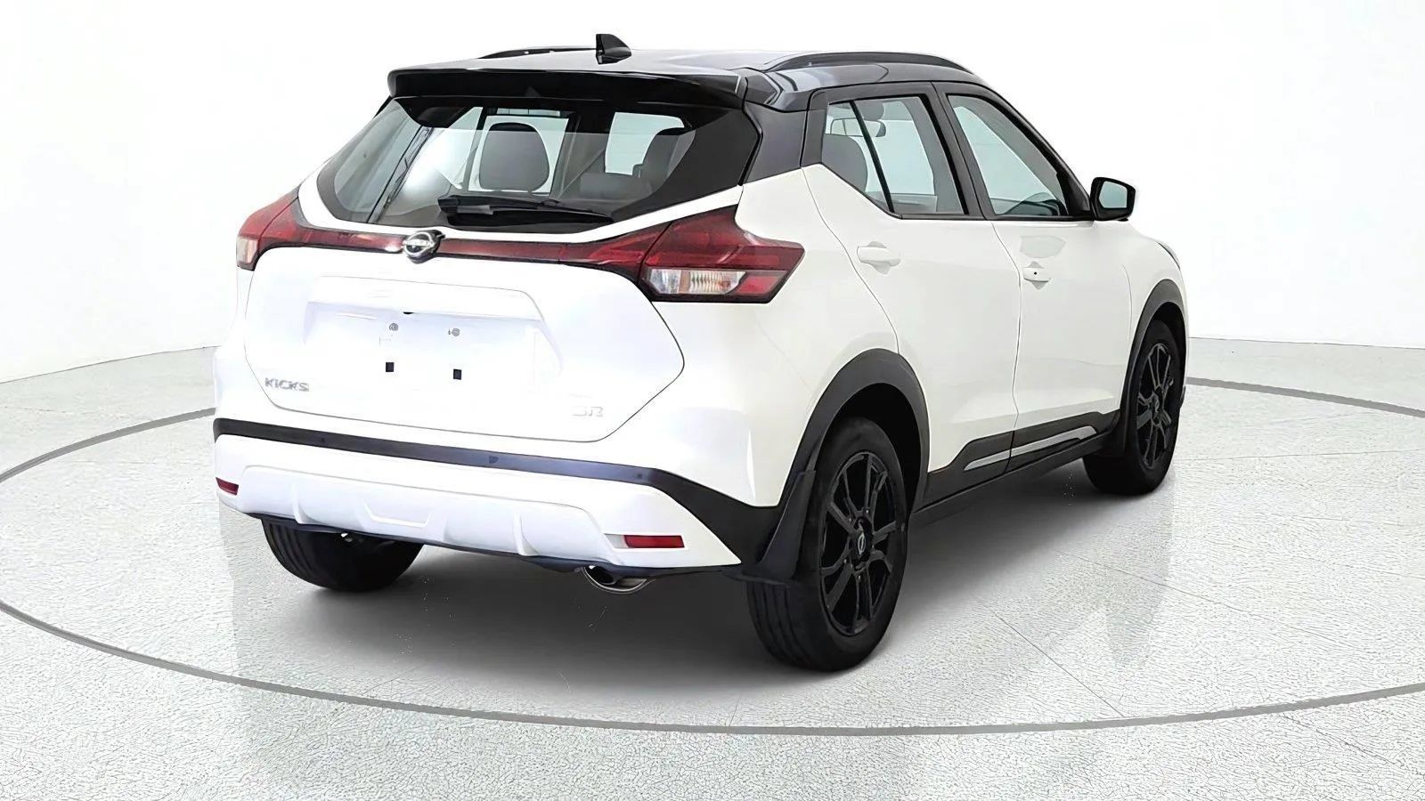 Used 2024 Nissan Kicks SR w/ SR Premium Package FWD image 8