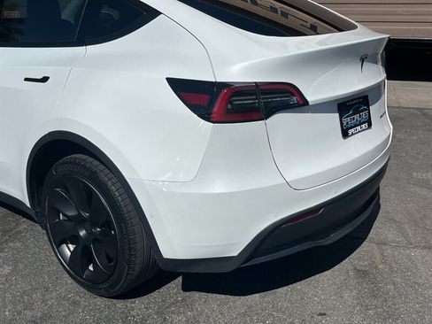 Used 2022 Tesla Model Y Long Range AWD/4WD image 14