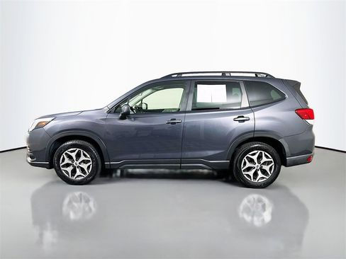 Used 2022 Subaru Forester Premium image 4
