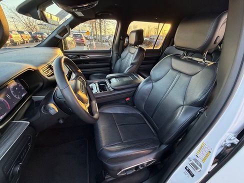 Certified 2024 Jeep Wagoneer L Series II w/ Flexible Seating Group image 22