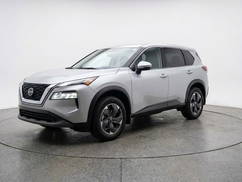 Used 2025 Nissan Rogue SV image 3
