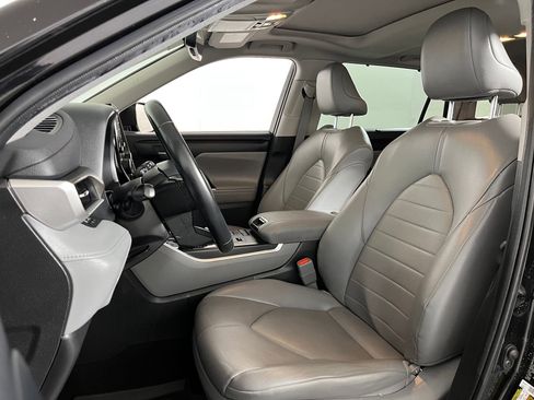 Used 2022 Toyota Highlander XLE image 4