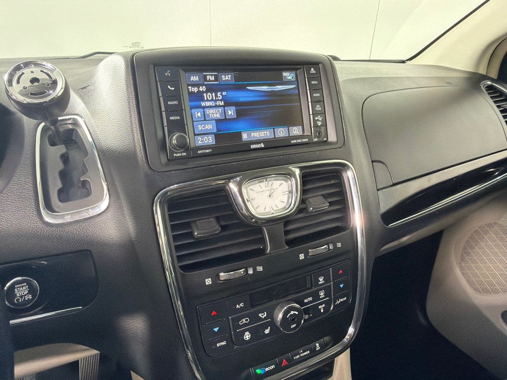 Used 2014 Chrysler Town & Country Touring-L FWD image 14