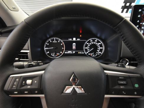 Used 2025 Mitsubishi Outlander SE image 25