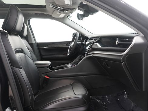 Used 2023 Jeep Grand Cherokee 4WD 4xe w/ Luxury Tech Group II image 13