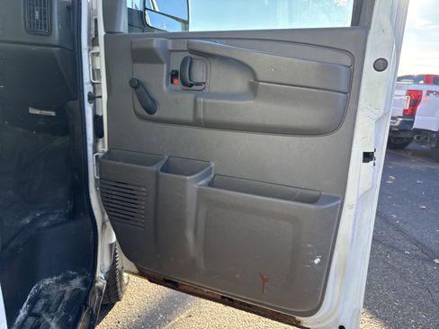 Used 2009 Chevrolet Express 2500 image 24