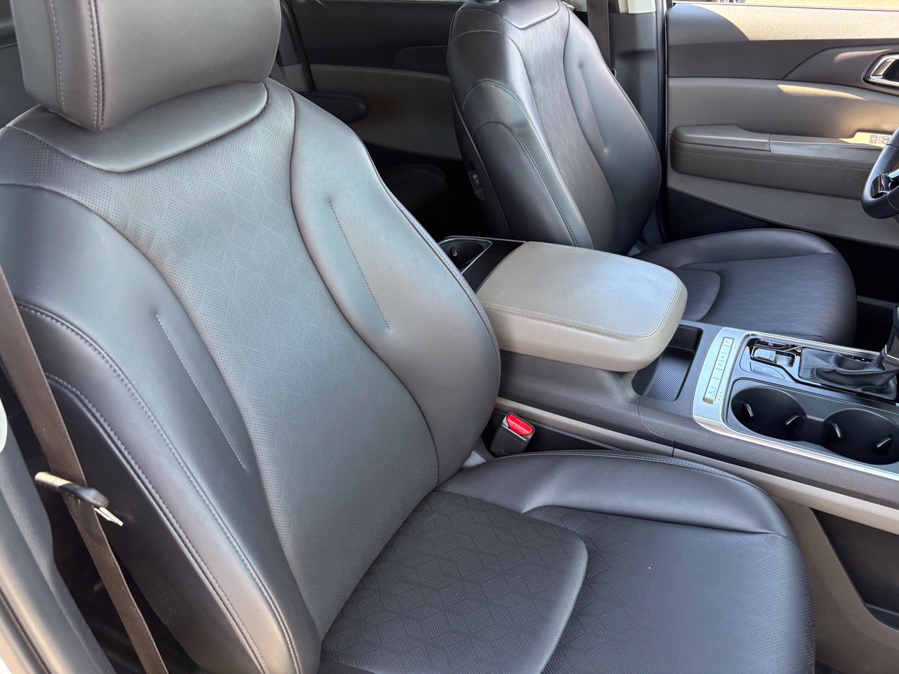 Used 2025 Kia Carnival EX FWD image 11