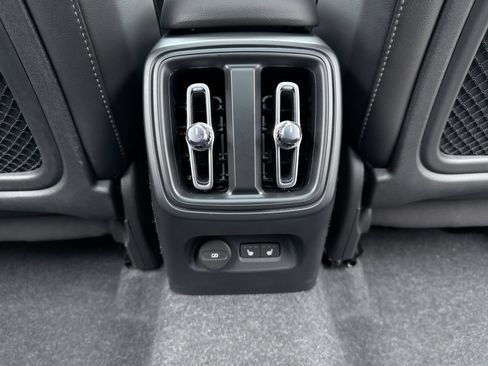 Used 2025 Volvo XC40 B5 Core image 20