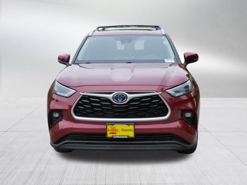 Used 2022 Toyota Highlander XLE AWD/4WD image 2