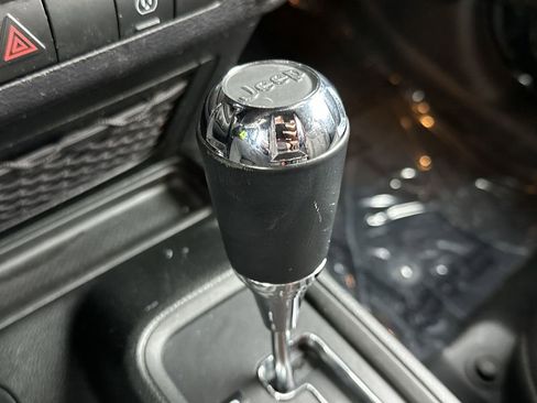 Used 2016 Jeep Wrangler Unlimited Rubicon image 18