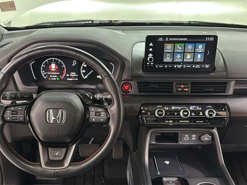 Used 2025 Honda Pilot TrailSport image 9