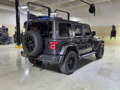 Used 2022 Jeep Wrangler Unlimited Sahara AWD/4WD image 7