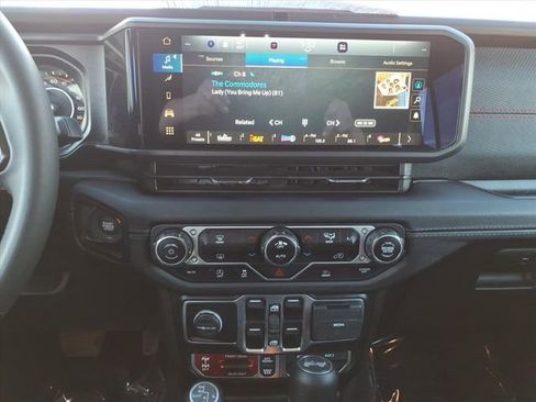 Used 2025 Jeep Wrangler Unlimited Rubicon image 19