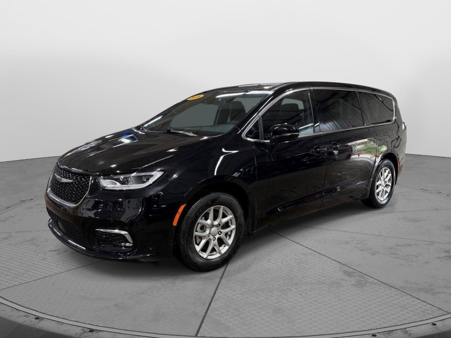Used 2026 Chrysler Pacifica Select FWD image 7