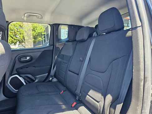 Used 2018 Jeep Renegade Latitude w/ Cold Weather Group AWD/4WD image 17