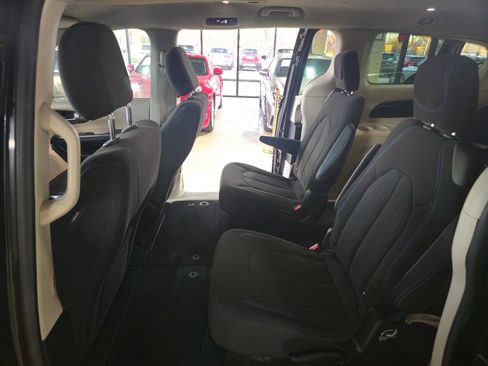 Used 2021 Chrysler Pacifica Touring image 23