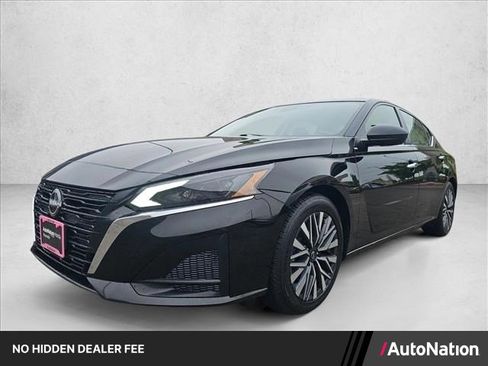 Used 2024 Nissan Altima 2.5 SV FWD image 1