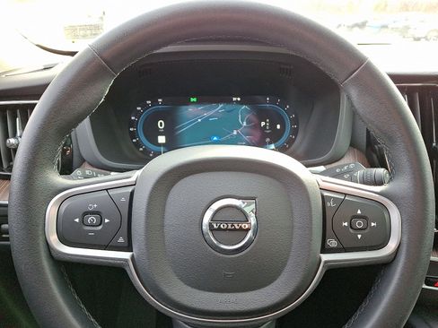 Certified 2022 Volvo XC60 B5 Momentum w/ Climate Package image 20