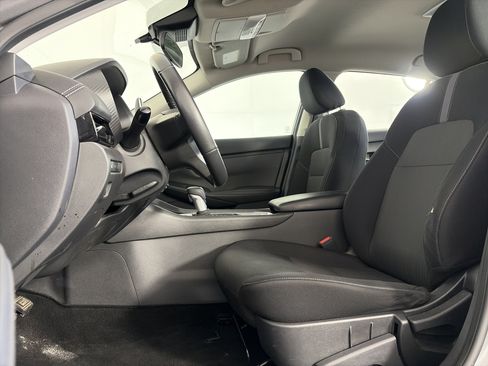 Used 2023 Nissan Sentra SV w/ All-Weather Package FWD image 6