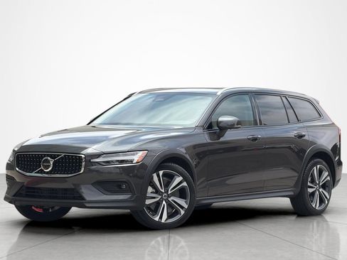 Used 2025 Volvo V60 B5 Cross Country Plus AWD/4WD image 1